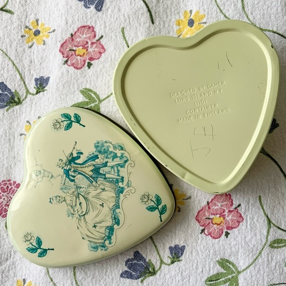 Vintage Heart Metal Tin made in England / Small Vintage Tin / Heart Keepsake Tin - Picture 2 of 16